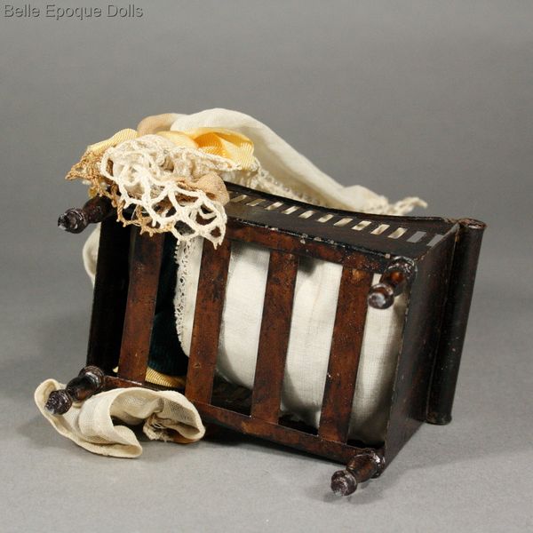 Puppenstuben zubehor Schlafzimmer  Kinderbett , Antique Dollhouse miniature bed rock graner , Puppenstuben zubehor Schlafzimmer  Kinderbett